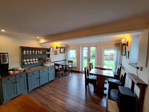 cocina y comedor con mesa y sillas en The Red Lion Country Inn, B&B, Llew Coch B&B, en Llanfihangel-nant-Melan