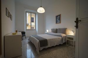 una camera con letto, tavolo e finestra di Manzoni 22 a La Spezia
