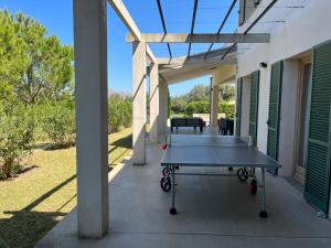- une table de ping-pong sur la terrasse couverte arrière de la maison dans l'établissement Villa Olivar - La Goleta Hotel de Mar & Villas, à Pollença
