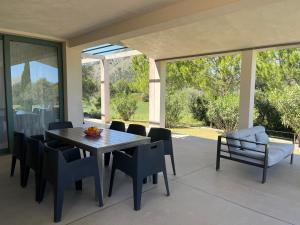 une salle à manger avec une table et des chaises dans l'établissement Villa Olivar - La Goleta Hotel de Mar & Villas, à Pollença