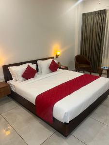 En eller flere senge i et værelse på Hotel Abaam Neil