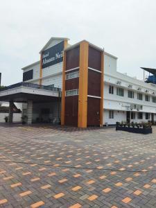 un gran edificio en un estacionamiento en Hotel Abaam Neil, en Alleppey