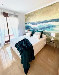 1 dormitorio con 1 cama grande y una pintura en la pared en Hestía Vera Salinas Tu hogar para desconectar, en Playas de Vera