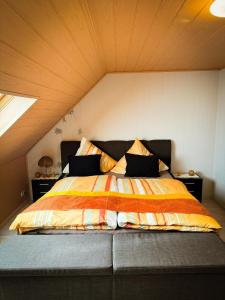 ein Schlafzimmer mit einem großen Bett im Dachgeschoss in der Unterkunft may-homestay-saar in Neunkirchen
