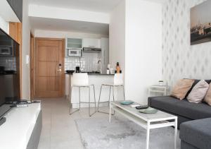 a living room with a couch and a table at Torre Opus 31 - Apto.605 in Santo Domingo