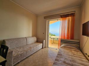 Khu vực ghế ngồi tại OniRana Apartments