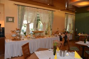 A restaurant or other place to eat at Hotel-Garni Martinek