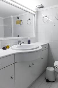 Koupelna v ubytování Spacious Nest 2bd apartment next to Acropolis