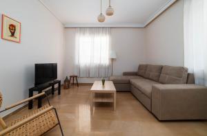 TV a/nebo společenská místnost v ubytování Spacious Nest 2bd apartment next to Acropolis