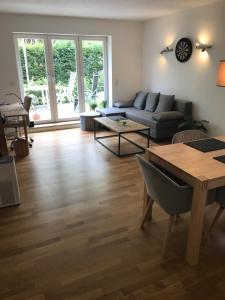 uma sala de estar com um sofá e uma mesa em Moderne Wohnung in zentraler Lage em Wiesbaden
