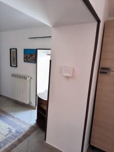 um quarto com uma parede branca e uma porta em B&B MoMa RG Bojano Piazza em Boiano