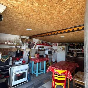 una cucina con tavolo, piano cottura e frigorifero di Dolina mira a Knić