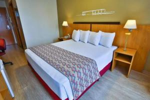 Een bed of bedden in een kamer bij Comfort Hotel