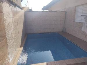 - une petite piscine bleue dans un bâtiment dans l'établissement Casa cond fechado com Piscina diária grátis, à Itanhaém