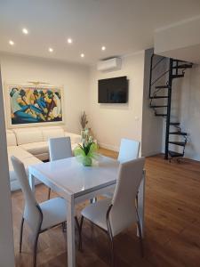 - une salle à manger avec une table et des chaises dans l'établissement Antonella Luxury Art Apartment, à Viareggio