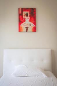 une peinture sur un mur au-dessus d'un lit dans l'établissement Antonella Luxury Art Apartment, à Viareggio