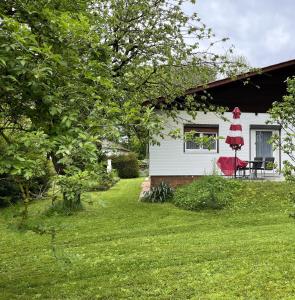 a house with a cat in the hat in the yard at Ferienwohnung Schwanensee in Lenzing