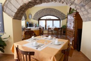 comedor con mesa y sillas y cocina en Conte Spencer, en Casertavecchia