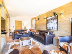 a living room with couches and a table at Appartement Tignes, 5 pièces, 8 personnes - FR-1-641-37 in Tignes