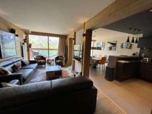a living room with a couch and a table and a kitchen at Appartement Tignes, 5 pièces, 8 personnes - FR-1-641-37 in Tignes