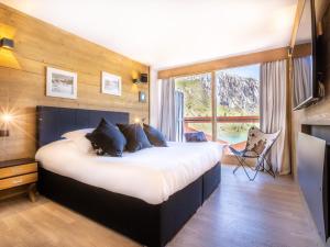 a bedroom with a large bed and a large window at Appartement Tignes, 5 pièces, 8 personnes - FR-1-641-37 in Tignes