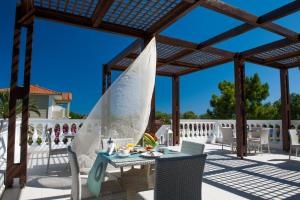 Rõdu või terrass majutusasutuses Kalamaki Beach Hotel, Zakynthos Island