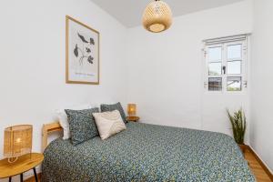 - une chambre avec un lit et une fenêtre dans l'établissement MADA HOUSE's II, à Sesimbra