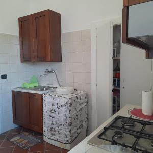 une cuisine avec un évier et un plan de travail dans l'établissement Villa Hakuna Matata, à Andria