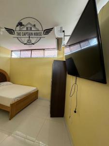 Pokój z łóżkiem i telewizorem z płaskim ekranem w obiekcie The Captain House w mieście Pucallpa