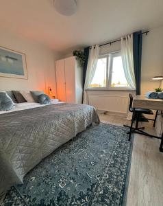 um quarto com uma cama, uma secretária e uma janela em Central Peaceful Villa, Malmö em Malmo