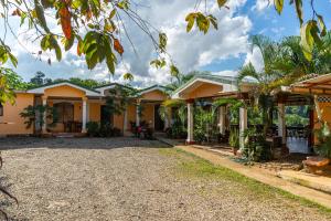 una casa con un vialetto davanti di Villa Manolo Ocean and Forest View Hotel a Bahía Drake