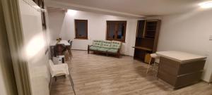 - un salon avec un canapé, une chaise et un bureau dans l'établissement Casa Rossa Duplex, à Mezzovico