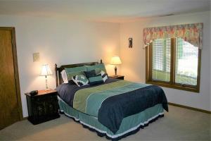 Postel nebo postele na pokoji v ubytování Marti's Place on the Lakes