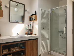 y baño con ducha y lavamanos. en Le Vallon du Perche, en Champeaux-sur-Sarthe