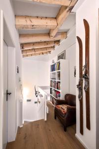 Elle comprend un salon doté de murs blancs et de plafonds en bois. dans l'établissement Rothornblick 65 by Arosa Holiday, à Arosa