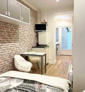 A cozinha ou kitchenette de Eiffel Tower studio with patio