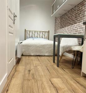 um quarto com uma cama e uma escrivaninha em Eiffel Tower studio with patio em Paris