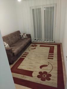 a living room with a couch and a rug at Banes me qera in Gjilan