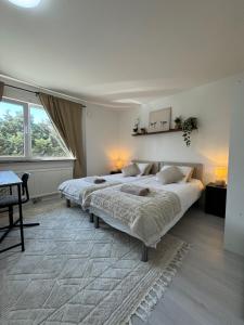 1 dormitorio con 2 camas y ventana grande en Central Peaceful Villa, Malmö en Malmö