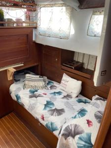 a bed in the middle of a boat at SLOW THINKER in Masnou