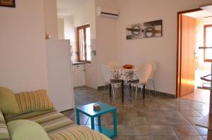 una pequeña sala de estar con mesa y sillas. en Apartments Sersic Baska, en Baška