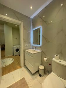 een witte badkamer met een toilet en een wastafel bij Villa VSV:Second Flat+Parking in Bathoria