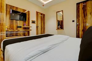 Giường trong phòng chung tại OYO Flagship Hotel Meet Palace