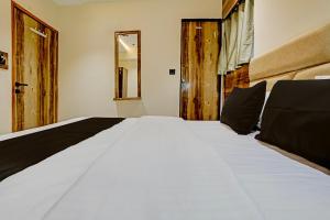 Tempat tidur dalam kamar di OYO Flagship Hotel Meet Palace