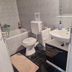 Mila في Kaštel Novi: حمام مع مرحاض ومغسلة