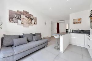ein Wohnzimmer mit einem Sofa und einer Küche in der Unterkunft Nice 2 Rooms in the heart of Cannes in Cannes