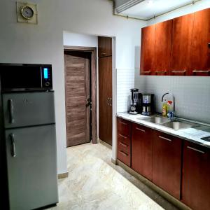eine Küche mit Kühlschrank und Spüle in der Unterkunft Appartement 1 in Hammamet
