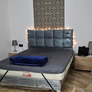Bett mit Beleuchtung in einem Zimmer in der Unterkunft Appartement 1 in Hammamet