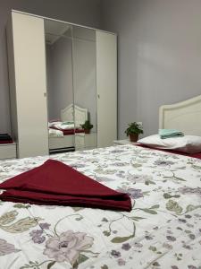 ein Schlafzimmer mit einem Bett mit einer roten Decke darauf in der Unterkunft GuKu Fly Apart in Turksib