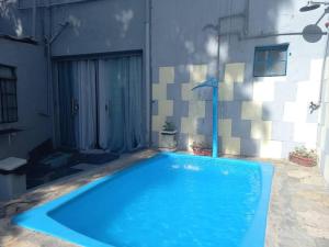 une grande piscine bleue dans un bâtiment dans l'établissement Piscina Casa Floresta/Sta Teresa/Central/Contorno/Serraria Souza Pinto/Area Hospitalar, à Belo Horizonte